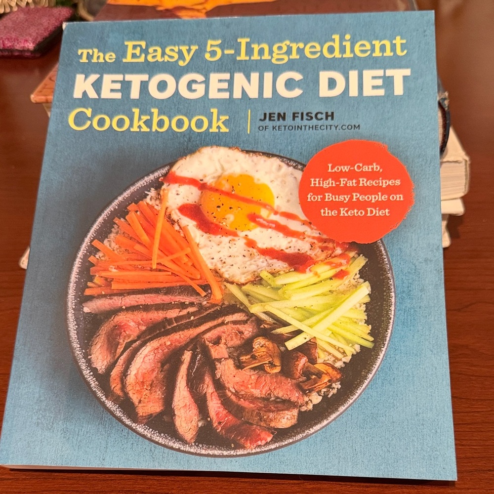 The Easy 5-Ingredient Ketogenic Diet Cookbook by Jen Fisch
